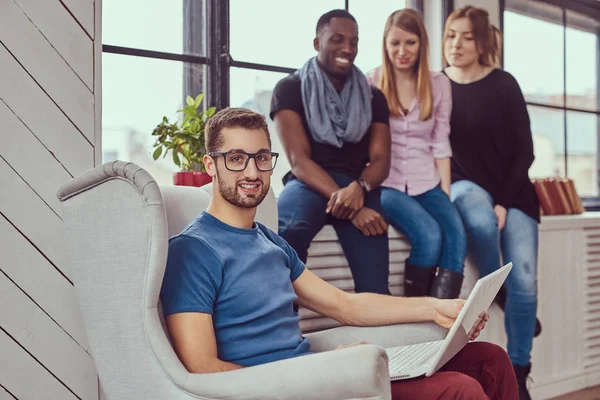 Groupe d'étudiants multiraciaux travaillant avec un ordinateur portable . — Photo