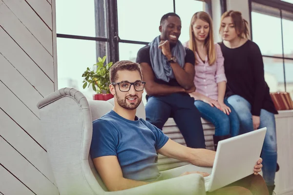 Gruppe multiethnischer Studenten, die mit einem Laptop arbeiten. — Stockfoto