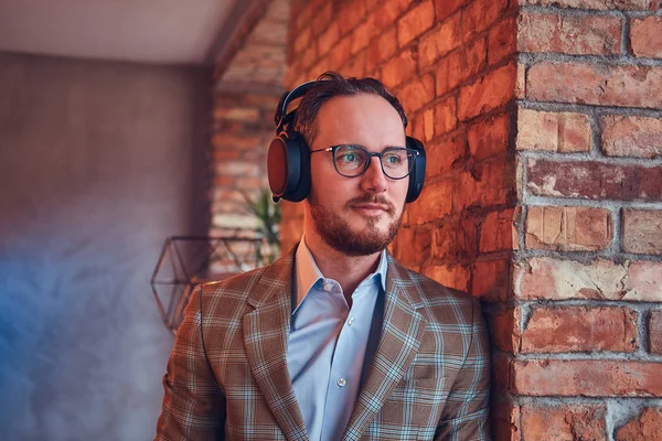 Retrato Cerca Hombre Con Estilo Traje Franela Gafas Escuchando Música — Foto de Stock