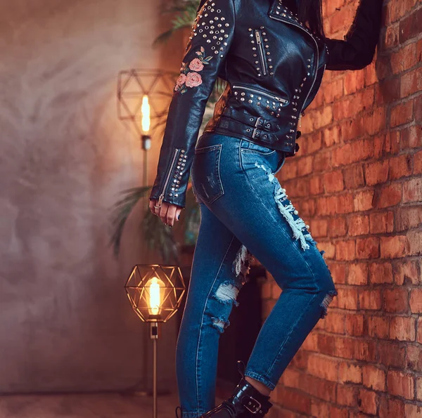Retrato Uma Pose Sensual Sexy Jaqueta Couro Elegante Jeans Encostados — Fotografia de Stock