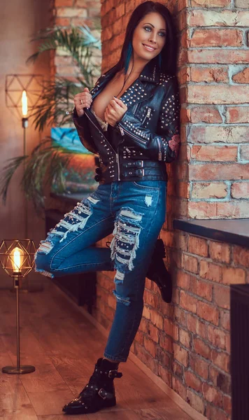 Retrato Uma Morena Sensual Sexy Posando Jaqueta Couro Elegante Jeans — Fotografia de Stock