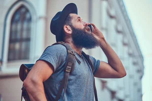 Όμορφος Hipster Ταξιδιώτη Στιλάτα Γένια Και Τατουάζ Στα Χέρια Του — Φωτογραφία Αρχείου