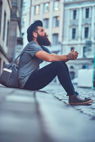 Guapo Viajero Hipster Con Una Elegante Barba Tatuaje Sus Brazos —  Fotos de Stock