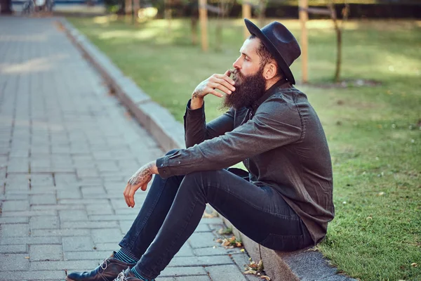 Schöner Hipster Reisender Mit Stylischem Bart Und Tätowierung Auf Den — Stockfoto