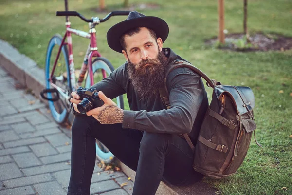 Beau Voyageur Hipster Avec Une Barbe Élégante Tatouage Sur Les — Photo