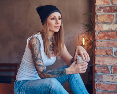 Şık bir t-shirt ve jeans sarışın kadın dövme