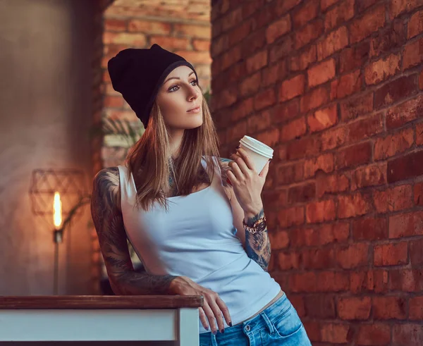 Een Getatoeëerde Sexy Blonde Een Shirt Een Hoed Met Kopje — Stockfoto