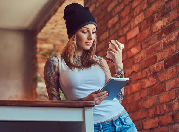 Una Rubia Sexy Tatuada Una Camiseta Sombrero Con Taza Café —  Fotos de Stock