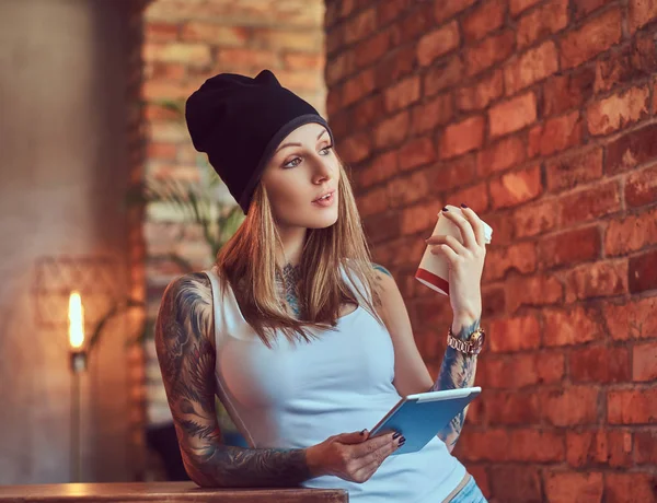 Una Rubia Sexy Tatuada Una Camiseta Sombrero Con Taza Café —  Fotos de Stock