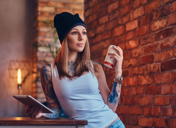 Una Rubia Sexy Tatuada Una Camiseta Sombrero Con Taza Café —  Fotos de Stock