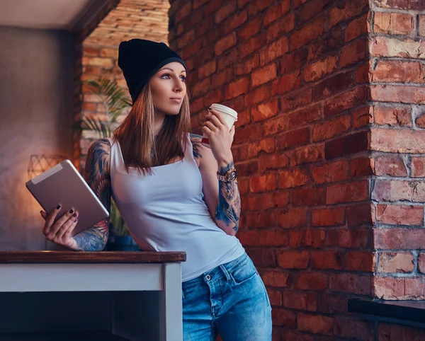 Tattooed Sexy Blonde Shirt Hat Cup Coffee Tablet Computer Room — Stock Photo, Image