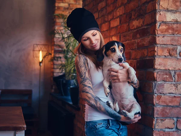 Stylish Tattooed Blonde Female Shirt Jeans Holds Cute Dog — Stock Photo, Image