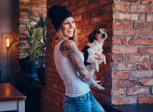 Una Mujer Rubia Tatuada Con Estilo Camiseta Jeans Sostiene Lindo —  Fotos de Stock