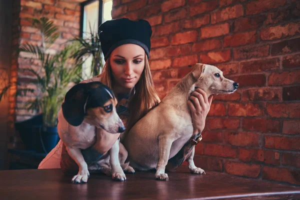 シャツと彼女の犬とジーンズでスタイリッシュな Tattoed ブロンドの女性 — ストック写真