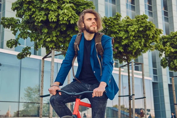 Hombre Barbudo Guapo Con Pelo Largo Ropa Elegante Gafas Sol — Foto de Stock