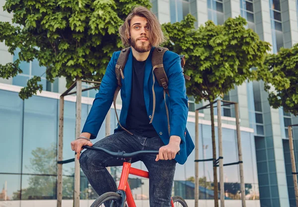 Hombre Barbudo Guapo Con Pelo Largo Ropa Elegante Una Mochila — Foto de Stock