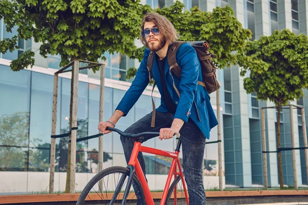 Hombre Barbudo Guapo Con Pelo Largo Ropa Elegante Gafas Sol — Foto de Stock