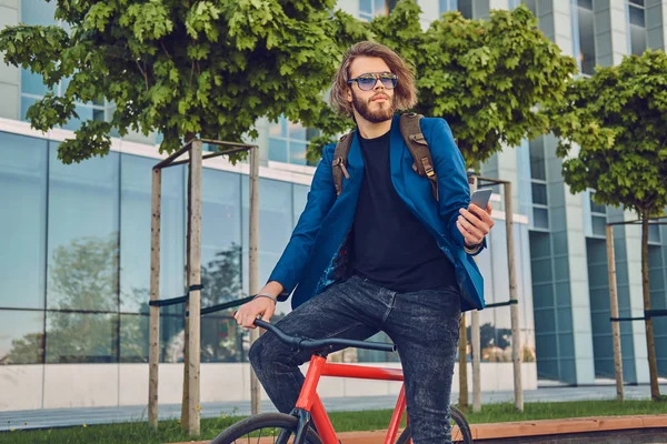 Hombre Barbudo Guapo Jeans Elegantes Chaqueta Con Una Mochila Haciendo — Foto de Stock