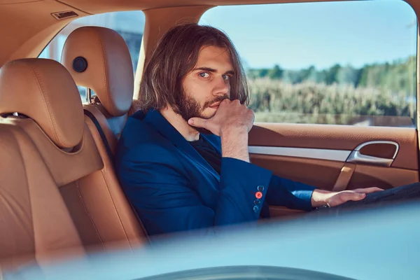 Hombre Negocios Guapo Con Barba Pelo Largo Sentado Asiento Trasero — Foto de Stock