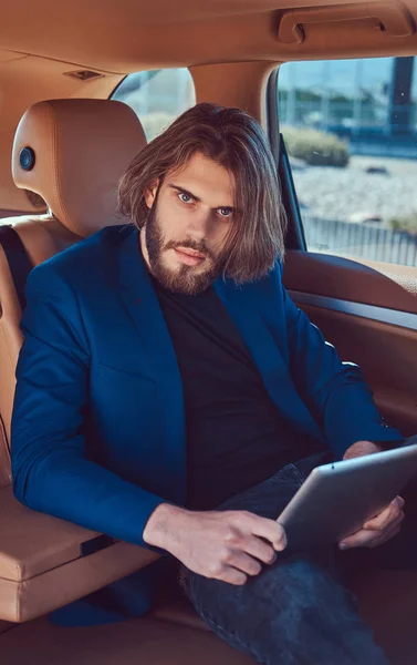 Hombre Negocios Guapo Con Barba Pelo Largo Sentado Asiento Trasero — Foto de Stock