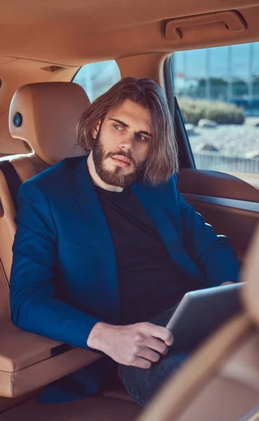 Hombre Negocios Guapo Con Barba Pelo Largo Sentado Asiento Trasero — Foto de Stock