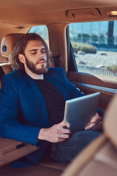 Bonito Empresário Com Barba Cabelos Longos Sentado Banco Trás Carro — Fotografia de Stock