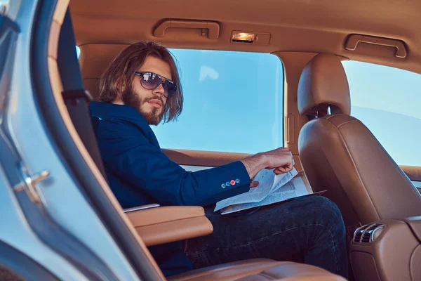 Hombre Negocios Guapo Con Barba Pelo Largo Sentado Asiento Trasero — Foto de Stock