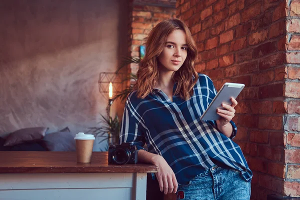 Jeune Fille Charmante Photographe Travaillant Avec Une Tablette Dans Studio — Photo