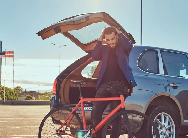 Barbudo Elegante Macho Con Pelo Largo Sostiene Bicicleta Cerca Del — Foto de Stock