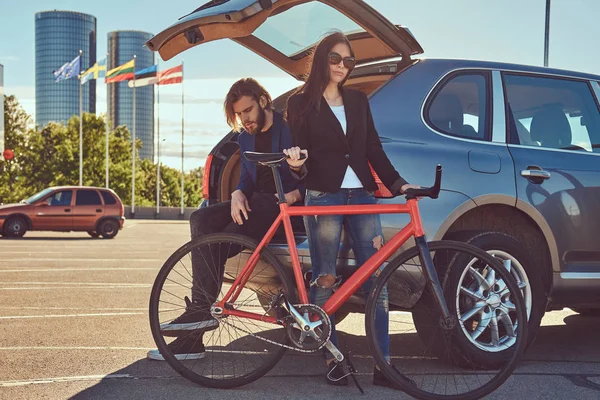 Attractive Stylish Couple Bicycle Car Open Trunk — Stock Photo, Image