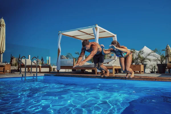 迷人的情侣 英俊的肌肉男和性感的女人跳进水里 享受假期 — 图库照片