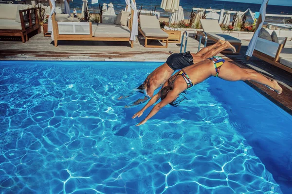 迷人的情侣 英俊的肌肉男和性感的女人跳进水里 享受假期 — 图库照片