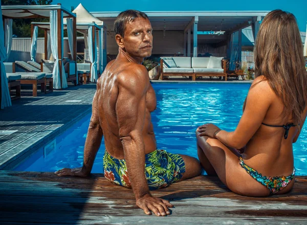 Attraktives Paar Gut Aussehender Muskulöser Mann Und Sexy Frau Die — Stockfoto
