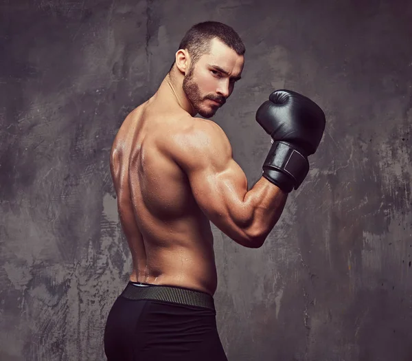 Ein Brutaler Muskulöser Boxer Mit Boxhandschuhen Der Seiner Boxtechnik Arbeitet — Stockfoto