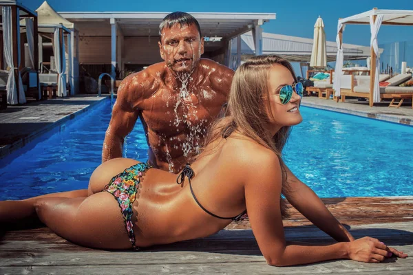 Attraktives Paar Gut Aussehender Muskulöser Mann Und Sexy Frau Die — Stockfoto