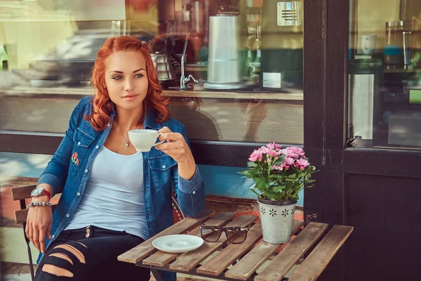 Krása Zrzky Dívka Nápoje Káva Sedí Poblíž Coffee Shop — Stock fotografie