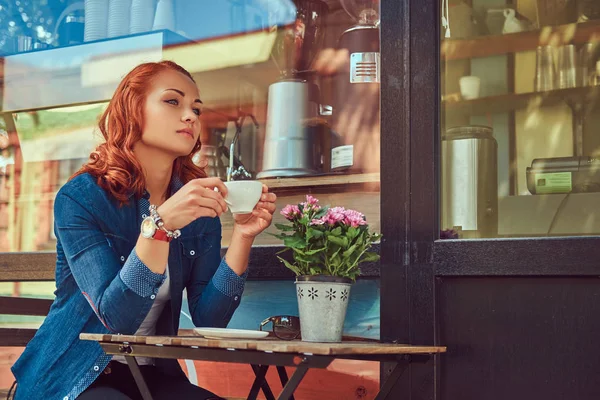 Schönheit Rothaarige Mädchen Trinkt Kaffee Sitzt Der Nähe Des Cafés — Stockfoto