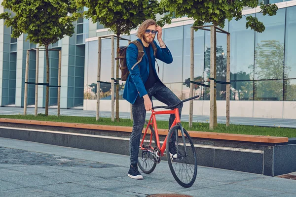 Hombre Barbudo Guapo Con Pelo Largo Ropa Elegante Gafas Sol — Foto de Stock