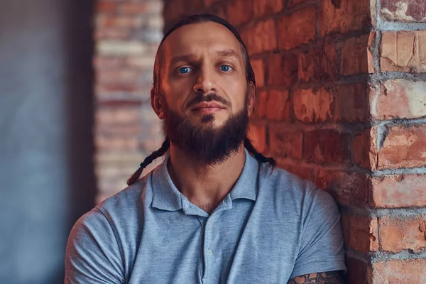 Hombre Guapo Tatuado Con Corte Pelo Elegante Barba Una Camiseta — Foto de Stock