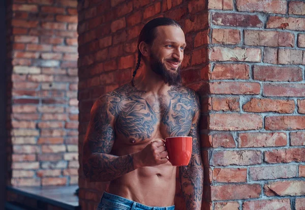 Porträt Eines Tätowierten Hemdlosen Mannes Mit Stylischem Haarschnitt Und Bart — Stockfoto