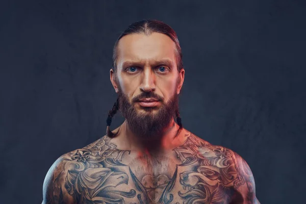 Close Portret Van Een Gespierde Bebaarde Tattooed Man Met Een — Stockfoto