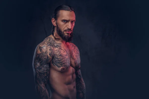 Retrato Cerca Macho Musculoso Barbudo Tatuado Con Corte Pelo Elegante —  Fotos de Stock