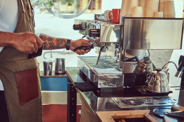 Afro Barista Parzenia Kawy Profesjonalny Ekspres Kawy Kawiarni — Zdjęcie stockowe