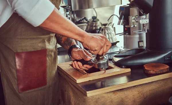 Afro Amerikai Barista Kávét Professzionális Kávéfőző Kávé Bolt — Stock Fotó