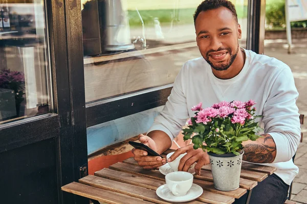 Homem Barbudo Afro Americano Elegante Sentado Perto Café Com Uma — Fotografia de Stock