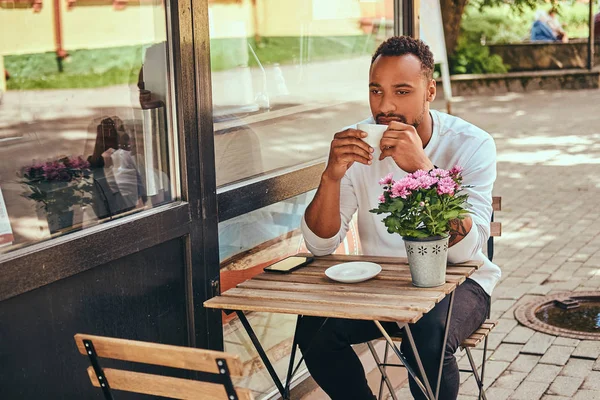 Μοντέρνα Αφροαμερικανός Γενειοφόρος Αρσενικό Συνεδρίαση Κοντά Ένα Κατάστημα Καφέ Ένα — Φωτογραφία Αρχείου