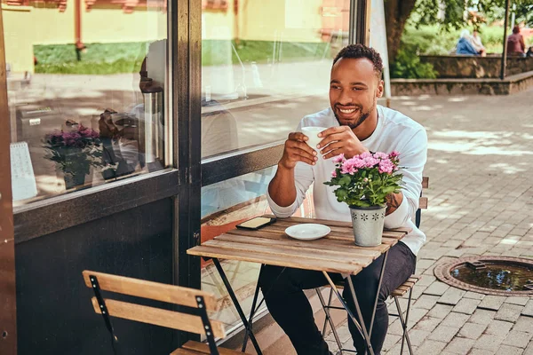 Homem Barbudo Afro Americano Elegante Sentado Perto Café Com Uma — Fotografia de Stock