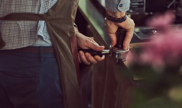 Barista Maken Van Een Kopje Koffie Met Professionele Koffiemachine Bij — Stockfoto