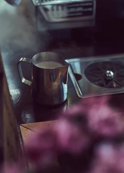Koffie Met Professionele Koffiemachine Bij Koffieshop — Stockfoto