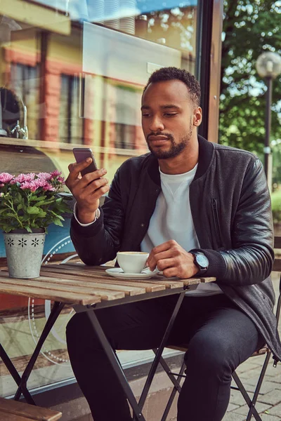 Fashionabla Afroamerikanska Skäggiga Manliga Sitter Nära Ett Kafé Med Kopp — Stockfoto